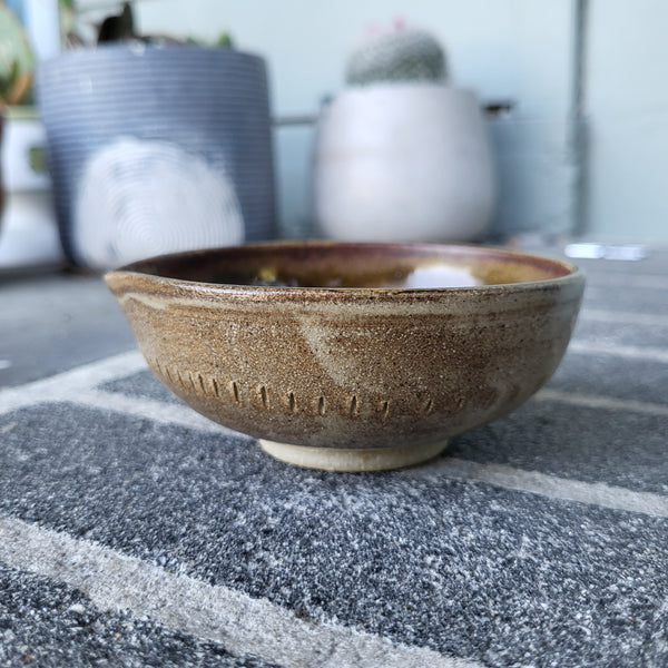 Pouring Bowl Tan w/ dashes